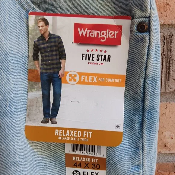 Wrangler Men's Relaxed Fit Jeans with Flex Blue Light Wash Size 44W x 30L - Picture 10 of 16